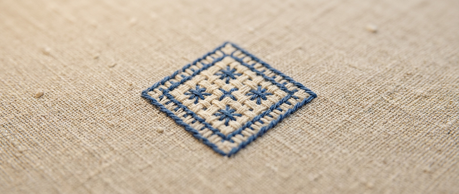 Славянский ромб в вышивке крупным планом: геометрический орнамент и фактура ткани