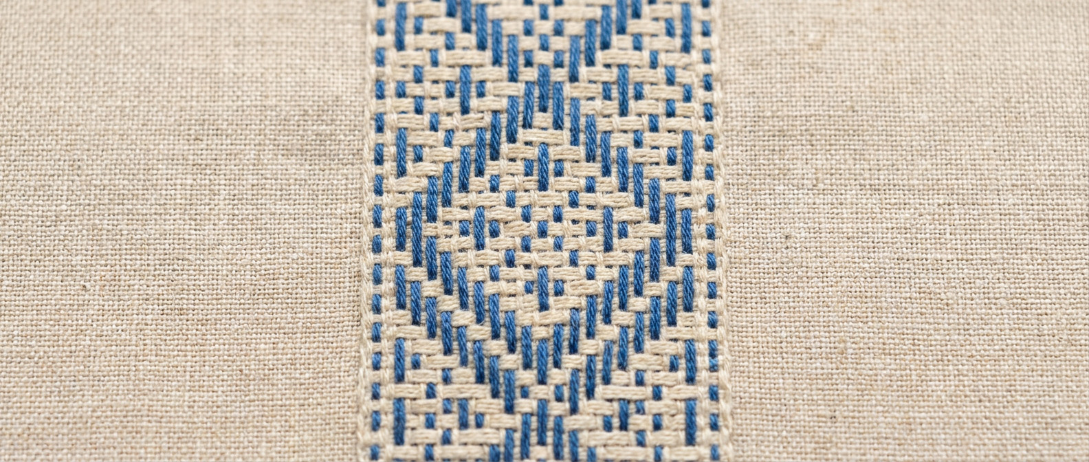 Ромб с внутренней сеткой в вышивке: образ поля, плодородия и изобилия