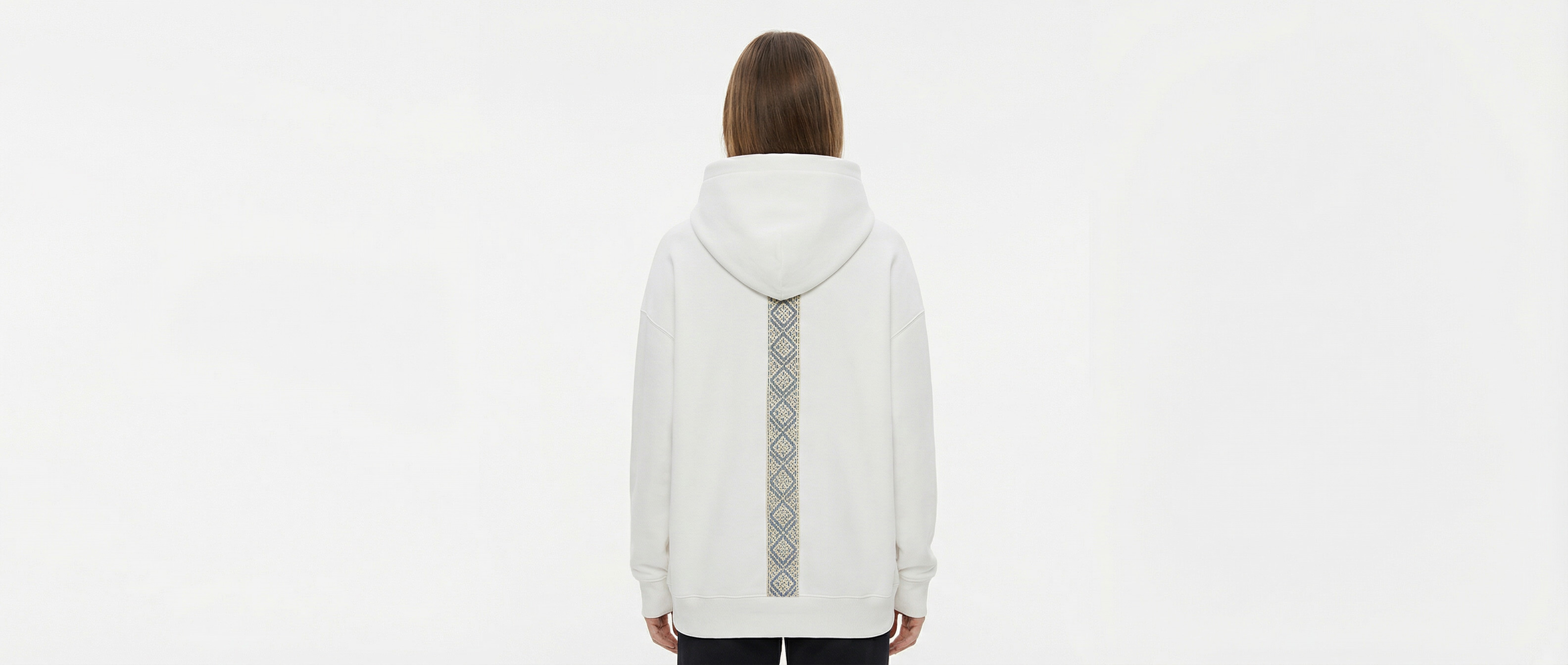 Ромб в современном изделии: вертикальная вышитая полоса с геометрическим орнаментом