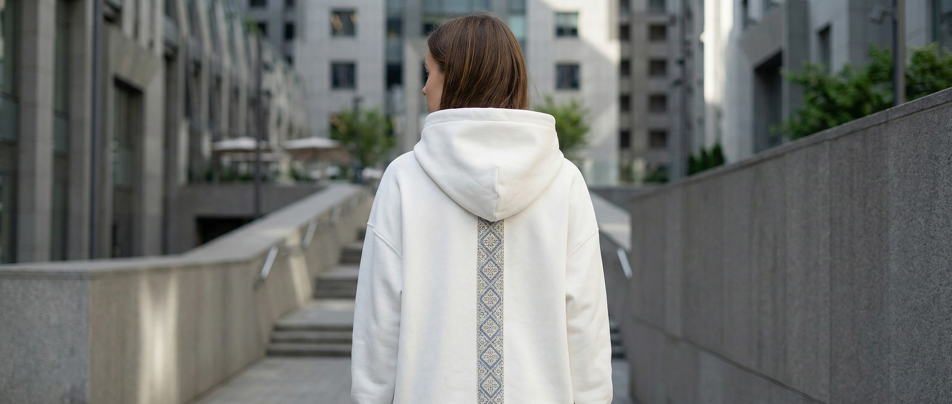 Лайфстайл: современный городской образ с худи или платьем и вышивкой ромба