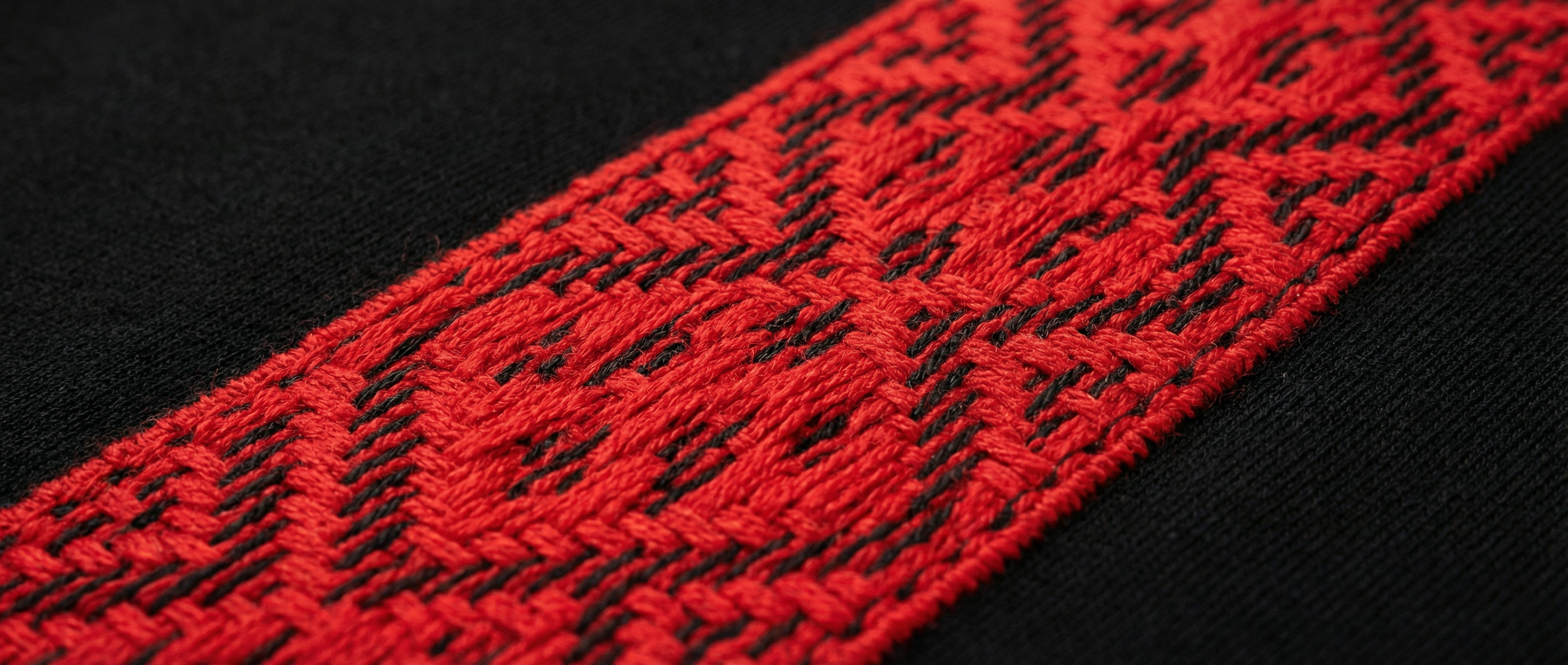 Ярилица: солнечный знак в вышивке крупным планом, фактура нитей и ткани