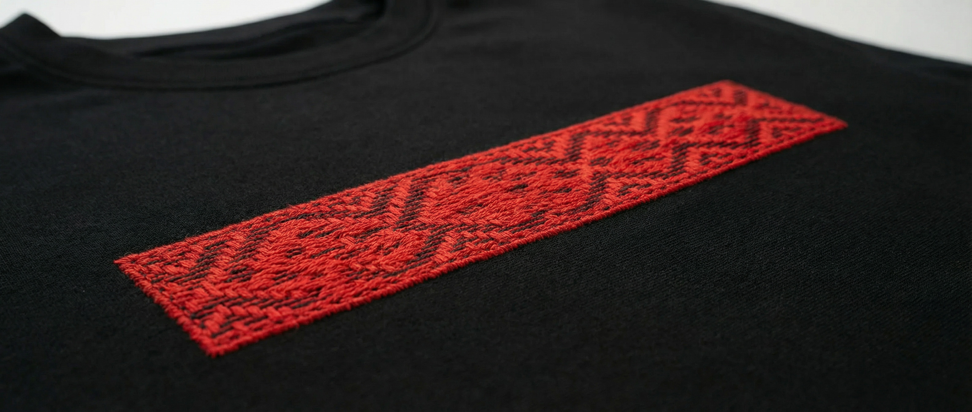 Ярилица в виде вышивки на одежде: аккуратные стежки, чистая композиция