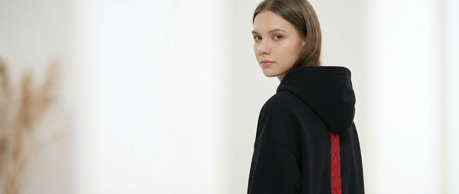 Каталожное фото изделия TIS SOLO с вышивкой Ярилицы, чистый фон и мягкий свет