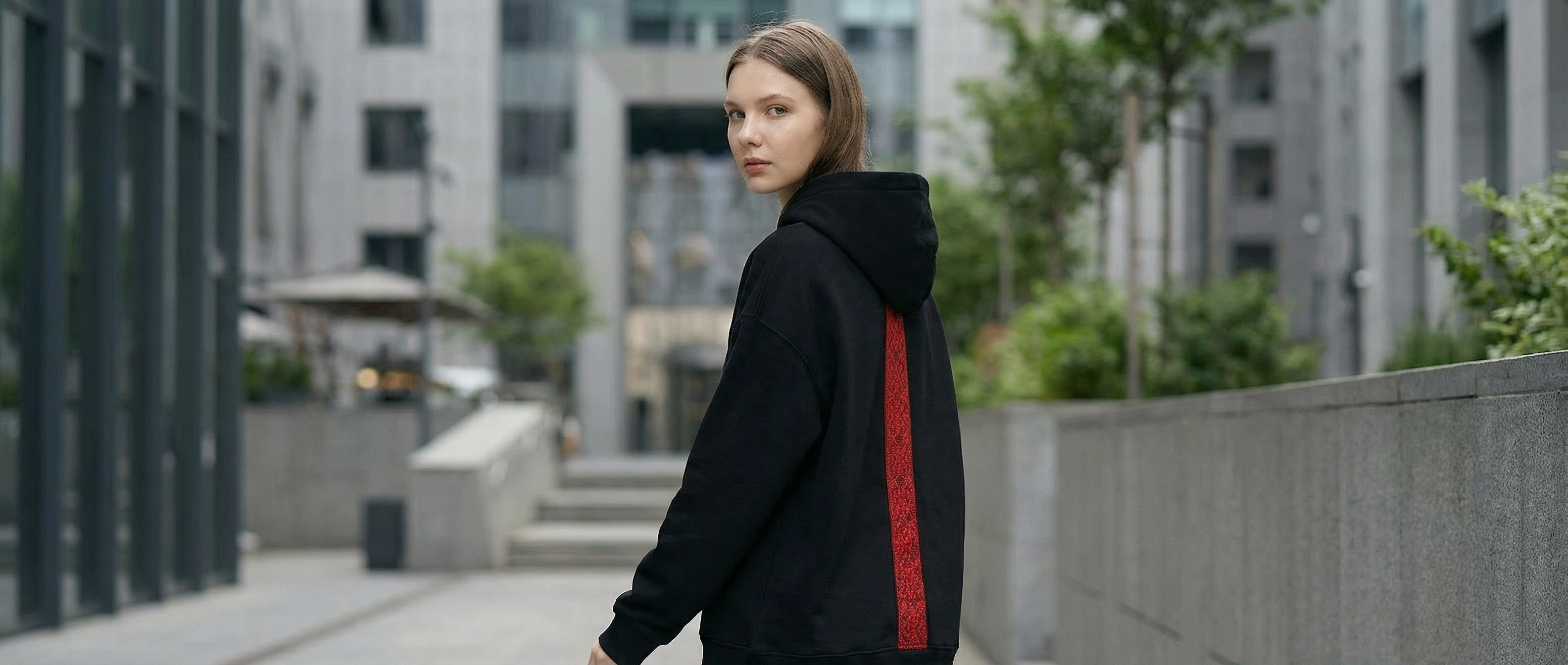 Лайфстайл-образ: спокойный современный стиль с вышивкой Ярилицы, мягкий дневной свет